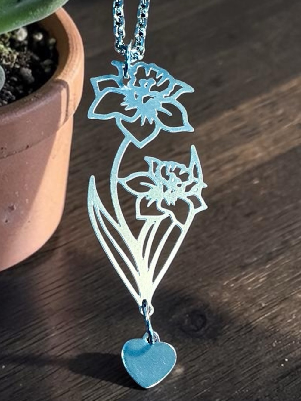 🆕 December Birth Flower NARCISSNS Laser Etched Pendant Necklace